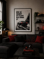 ”KÖR SÅ SNABBT ATT ÄLGEN INTE HINNER UT” POSTER