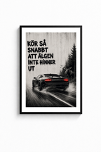 ”KÖR SÅ SNABBT ATT ÄLGEN INTE HINNER UT” POSTER
